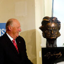King Harald and President Ivan Ga&#154;parovi&#269; unveil the bust of Bjørnstjerne Bjørnson at Bratislava Fortress (Photo: Terje Bendiksby / Scanpix)